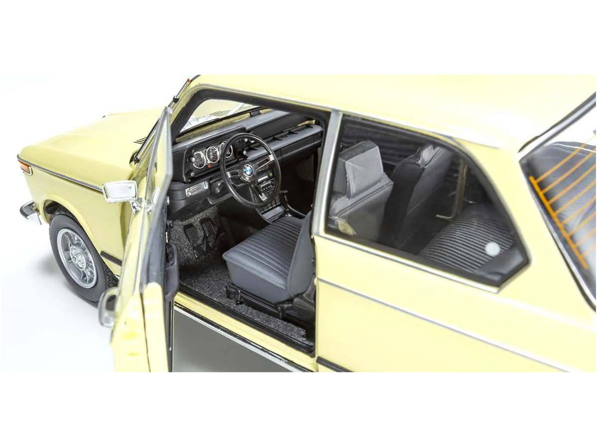 1:18 KYOSHO BMW 2002 Tii 1972 Cream (KS08543ML) | Die Cast